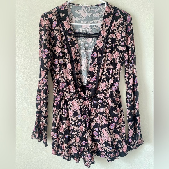 HONEY PUNCH Black & pink floral long sleeve romper W/v neckline, sz M - Picture 9 of 16